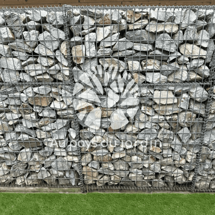 Mur en gabion de pierres grises perles